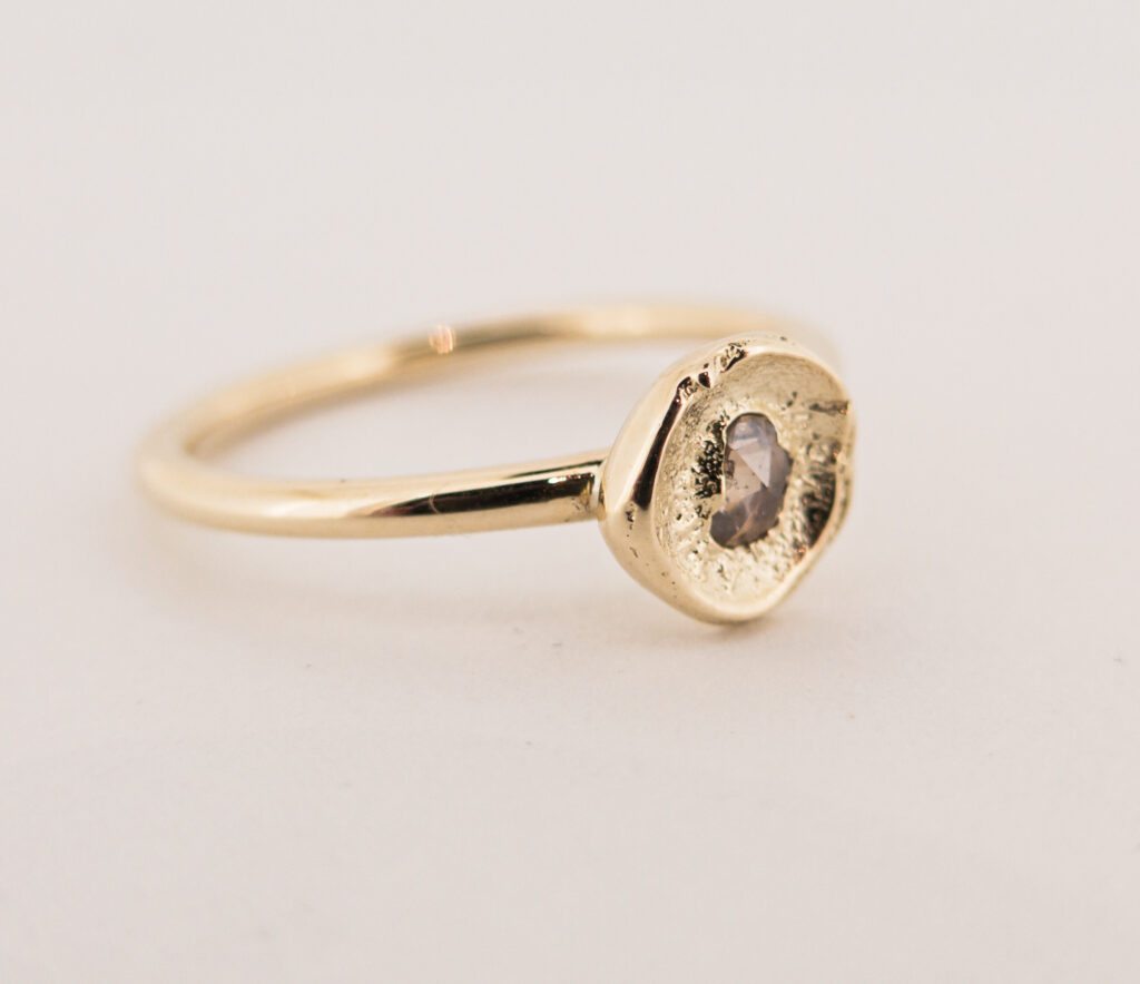 fine ring zij aanzicht champagne rose cut diamant