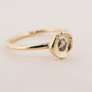 fine ring zij aanzicht champagne rose cut diamant