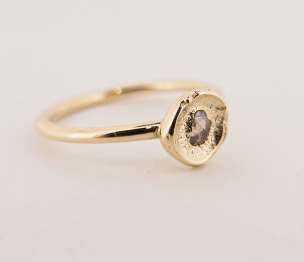 fine ring zij aanzicht champagne rose cut diamant